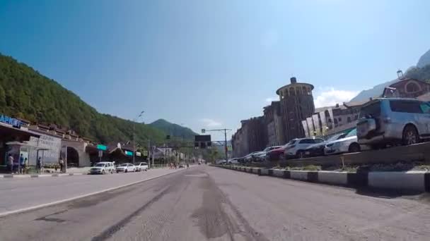 Sochi, Rusland - juni 2018: Asfalt weg panorama op zonnige zomerdag. Scène. Route in prachtige natuur landschap met zon, blauwe lucht, groen gras — Stockvideo