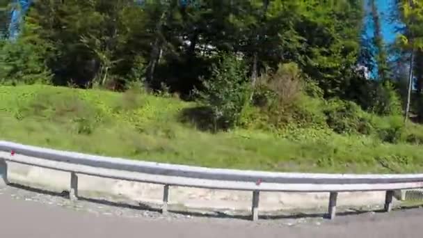 Ren landsväg. Scen. Tidy asfaltväg leder till Sochi city beach resort i södra landet — Stockvideo