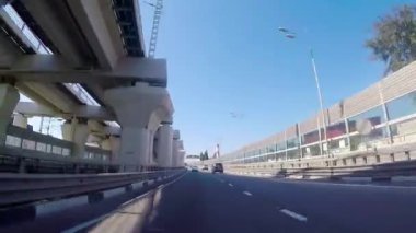 Sochi, Rusya Federasyonu - Haziran 2018: Şehrin güneyinde otobanda güneşli bir günde sürüş. Sahne. Yaz aylarında güney şehri