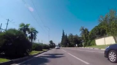 Soçi, Rusya - Haziran, 2018: güneşli bir günde Güney şehirde sürüş. Sahne. Güneşli bir günde Güney şehirde sürüş