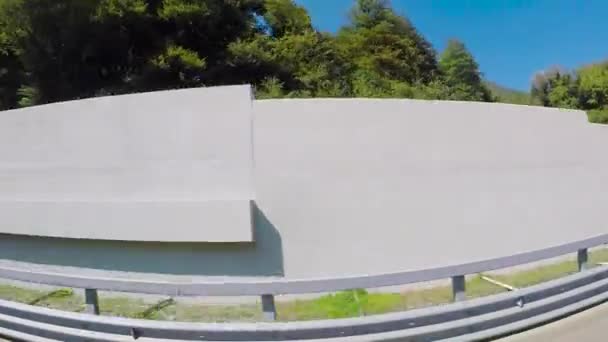 Passeie pela floresta de folhagem. Cena. Belo dia de sol nas montanhas. O resto do país do Sul — Vídeo de Stock