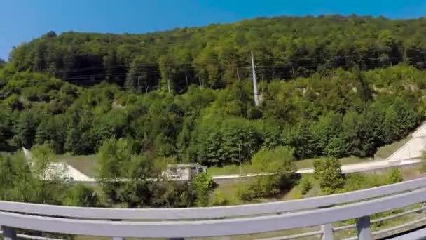 Fahrt durch Laubwald. Szene. schöner sonniger Tag in den Bergen. der Rest des südlichen Landes — Stockvideo