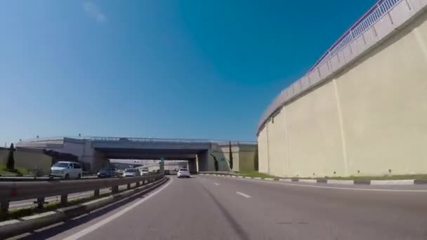 Sochi, Rusia - Junio de 2018: Conducir en la ciudad del sur en un día soleado. Escena. Conducir en la ciudad del sur en un día soleado — Vídeo de stock