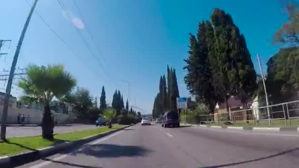 Sochi, Rusia - junio de 2018: Conducir por la carretera al sur de la ciudad en un día soleado. Escena. Ciudad del sur en verano — Vídeo de stock