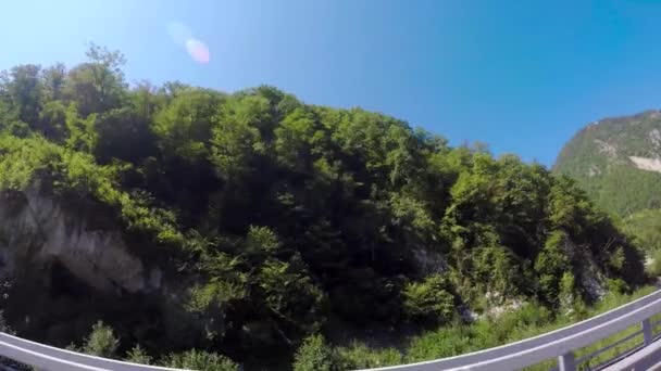 Panorama delle montagne e cresta dell'Aibga con funivia e nuvole basse. Scena. Montagne vicino alla stazione sciistica di Rosa Khutor a Krasnaya Polyana. Sochi, Russia — Video Stock