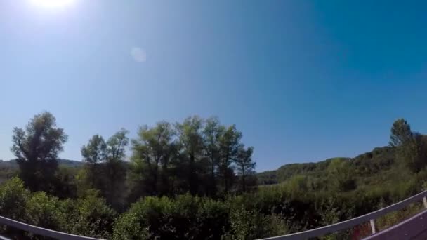 Panorama van de bergen en Aibga Ridge met kabelbaan en lage wolken. Scène. Bergen in de buurt van het skigebied van Rosa Khutor in Krasnaya Polyana. Sochi, Rusland — Stockvideo