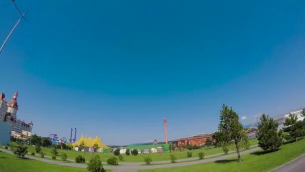 Sochi, Rusya Federasyonu - Haziran 2018: güneşli bir günde Güney şehir etrafında sürüş. Sahne. Sıcak taze gün neşe dolu — Stok video