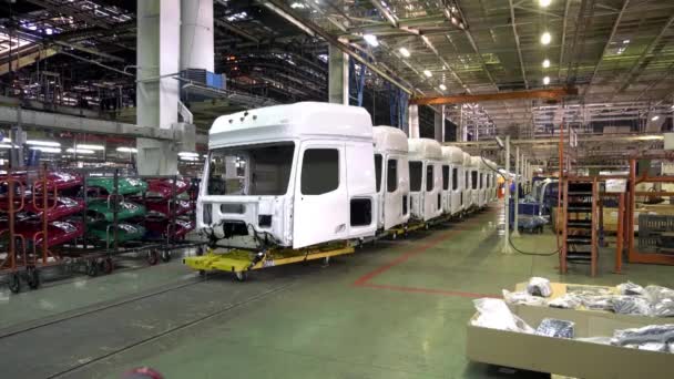 Usine pour la production de camions. Scène. Ligne, convoyeur pour la production de gros camions jaunes, camions miniers. Une usine. Fabricant biélorusse de matériel de transport et de terrassement, décharge — Video