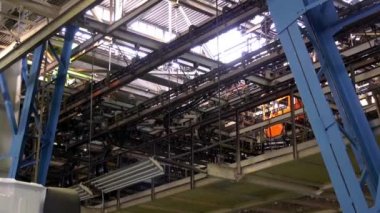 Bitmemiş arabalar araba üretim hattı. Sahne. Teknolojik üretim hattı tesisi. Konveyör hattı büyük bir fabrikada