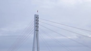 Askılar bulutlar arka plan üzerinde köprü. Hisse senedi. Köprü askılar görünümünü