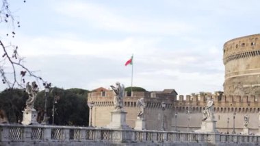 İtalyan bayrağı, İtalya. Hisse senedi. Gökyüzüne karşı St. Angel kale duvarına bayrağı İtalya'nın. Eski kale duvarları üzerinde dalgalanan İtalyan bayrağı görünümünü