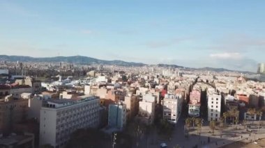 Üstten Görünüm koy ve yat ile şehrin. Hisse senedi. Şehir bağlantı noktasının güzel havadan görünümü. Beyaz yat ve tekne demirlemiş liman İskelesi, havadan görünümü