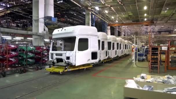 Impianto per la produzione di camion. Scena. Linea, trasportatore per la produzione di grandi camion gialli, camion minerari. Fabbrica di negozi. Produttore bielorusso di attrezzature di trasporto e movimento terra, discarica — Video Stock