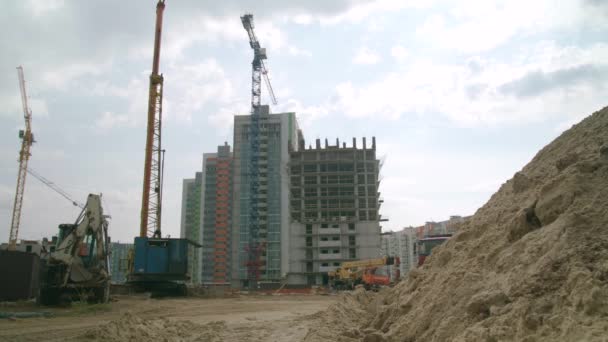 Moscou, Russie - juin 2018 : Construction d'appartements. Scène. Camion en action sur un chantier. Camion sur le chantier — Video