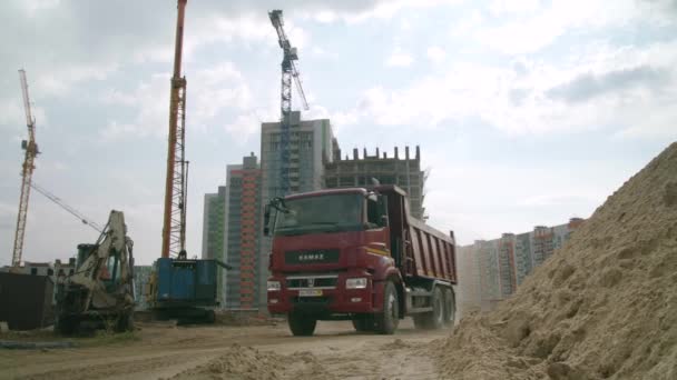 Москва, Російська Федерація - червень, 2018: Вантажівка у дії на будівельному майданчику. Сцена. Вантажівка на будівельному майданчику — стокове відео