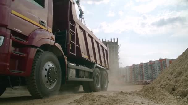 Moskou, Rusland - juni, 2018: Truck in actie op een bouwplaats. Scène. Vrachtwagen op de bouwplaats — Stockvideo