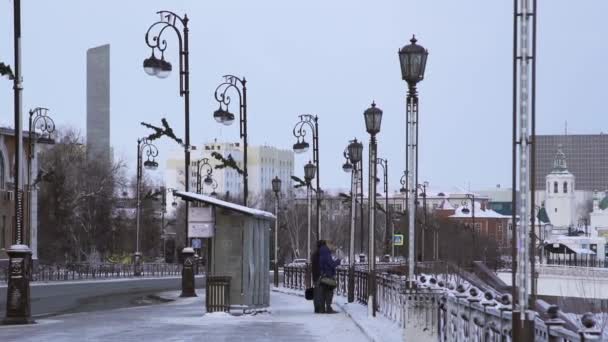 Antiguo poste de luz de la ciudad adornado con decoraciones de hierro. Acciones. farola en la ciudad. Lamppost en la parada de autobús de la ciudad — Vídeo de stock