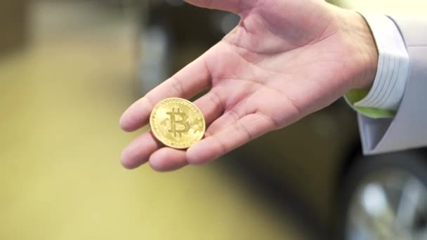 Affärsman håll gyllene Bit mynt Ticker Symbol Btc, finans pengar bitcoin koncept. Lager. Bitcoin Btc den nya virtuella pengar — Stockvideo