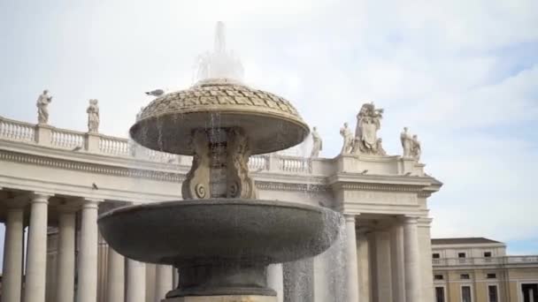 Vatikanen, Rom, Saint Peters basilikan i St. Peters torg. Lager. Italiensk fontän — Stockvideo