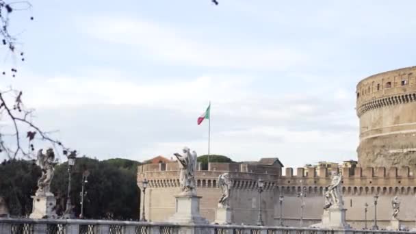 Bandera de Italia, Italia. Acciones. Bandera de Italia en la pared del Castillo de San Ángel contra el cielo. Vista de la bandera italiana, ondulación en las paredes del antiguo castillo — Vídeos de Stock