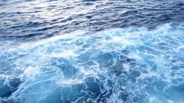 Krásné modré vody moře jachty. V UK. Pohled z paluby jachty na modré mořské vody — Stock video