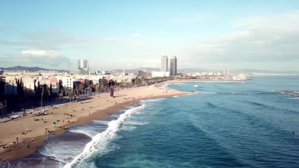 Vista degli alberghi e delle spiagge affollate della località turistica. Azioni. Vista dall'alto della città situata sulla spiaggia in una giornata di sole — Video Stock