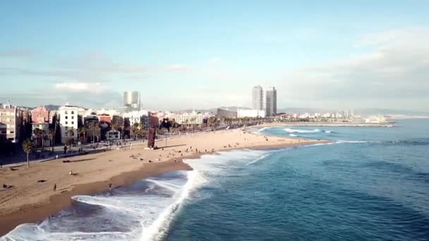 Vy över våra hotell och trångt stränder av semesterorten. Lager. Ovanifrån av staden ligger på stranden en solig dag — Stockvideo