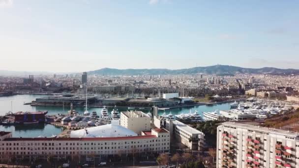 Vue sur la ville avec la baie et les yachts. Des actions. Belle vue aérienne du port de la ville. Vue aérienne des yachts blancs et des bateaux amarrés au quai du port — Video