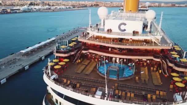 Grote cruiseschip zeilen op zee in de buurt van de haven. Voorraad. Bovenaanzicht van een grote cruiseschip in de zee. Zomer vakantie concept, reizen door water rond de wereld — Stockvideo