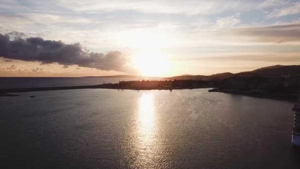 Hermoso fondo azul cielo con puesta de sol. Acciones. Vista superior de la puesta de sol sobre el mar. Dramática puesta de sol junto al mar — Vídeos de Stock