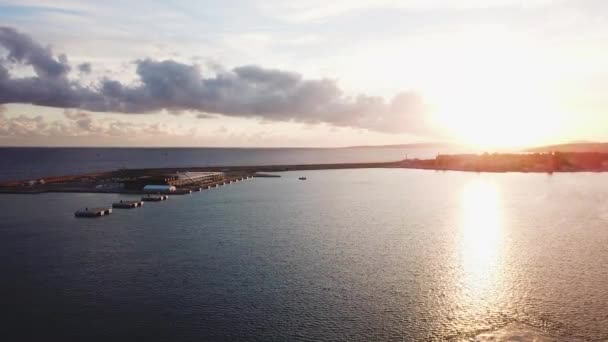 La vista dallo yacht al tramonto sul mare. Azioni. Bellissimo tramonto drammatico sul mare. I sogni si avverano — Video Stock