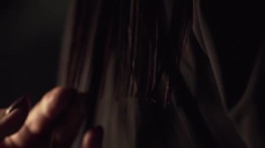 İstemciler saç salonda tarama Kuaför closeup. Çerçeve. Kuaför şık bir saç modeli bir kadın için yapar.