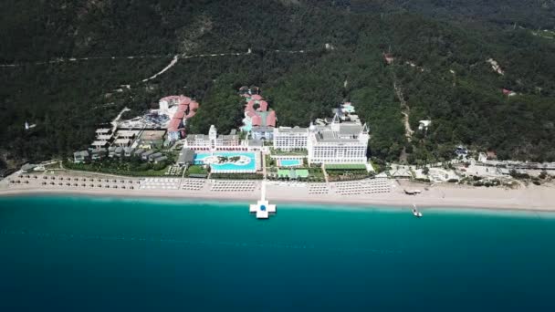 Fantastiska ovanifrån på tropisk lyxhotell med pool på nära ocean. Video. Ovanifrån av luxury hotel nära havet — Stockvideo