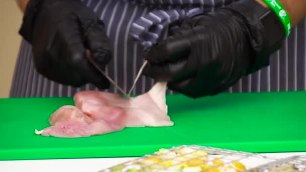 Hühnerbrust aufschneiden. Koch bereitet Hühnchen zum Kochen zu — Stockvideo