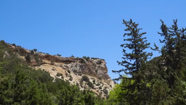 Rocky mountain. Klippa på bakgrund av blå himmel. Natur bakgrund — Stockvideo