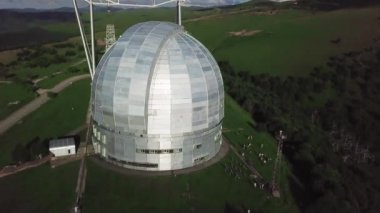 Üstten görünüm yıldız araştırma merkezi. Yıldız eğitim dağlık alanda en büyük teleskop