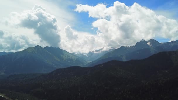 Cordillera verde en nubes paisaje. Vista superior de las montañas con cielo y nubes — Vídeos de Stock