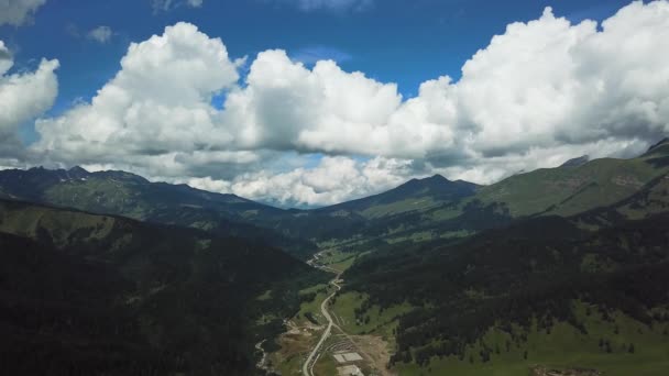 Gröna bergskedjan i moln landskap. Ovanifrån över bergen med himmel och moln — Stockvideo