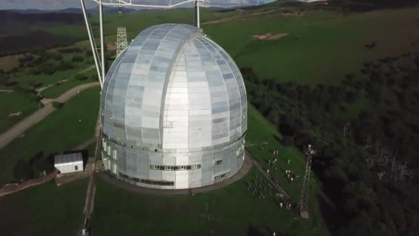 Top view of the star research center. Largest telescope in the mountainous area of studying the stars — Stock Video