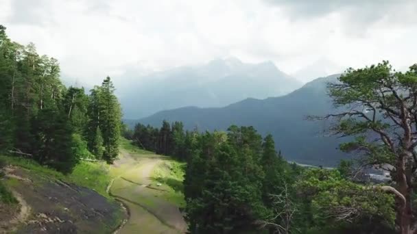 Yukarıdan Panorama görünüm yeşil dağların üzerinde orman üstten görünüm ile kaplı. Dağlık manzara üstten görünüm — Stok video
