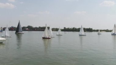 Yelkenli liman. Çok güzel Yelkenli Yatlar deniz limanda palamarla. Görüntüleri. Modern su taşıma, yaz aylarında tatil