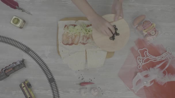 Las manos cocinan rápidamente. Bandeja Shawarma sobre tabla de cocción. Necesita más ingredientes — Vídeo de stock