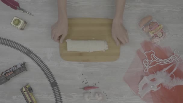 Hände schnell kochen. Shawarma Tablett auf Kochbrett. brauchen mehr Zutaten — Stockvideo