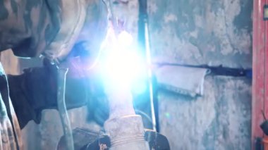 Kıvılcım ve demir brülörler duvarının yakınında tarafından dumanlı. Çerçeve. Yakın çekim.