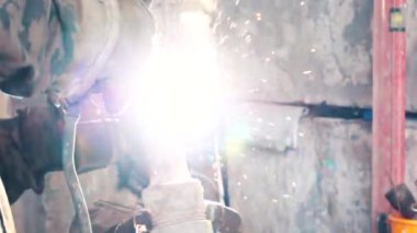 Kıvılcım ve demir brülörler duvarının yakınında tarafından dumanlı. Çerçeve. Yakın çekim.