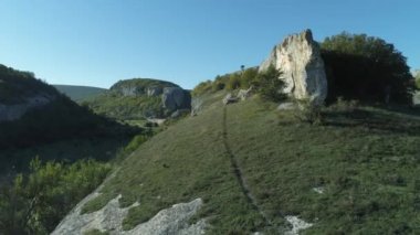 Mavi gökyüzünün altında bir vadi yeşil uçurumlarda güzel manzara. Vurdu. Muhteşem manzara