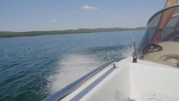 Olas y espuma hechas de la hélice de la lancha. Rastros dejados detrás del barco en marcha. Primer plano . — Vídeo de stock