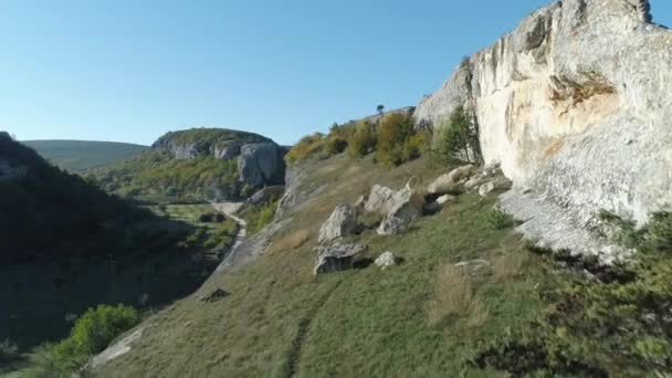 Mooie uitzicht vanaf groene kliffen op een vallei onder de blauwe hemel. Schot. Prachtige landschap — Stockvideo