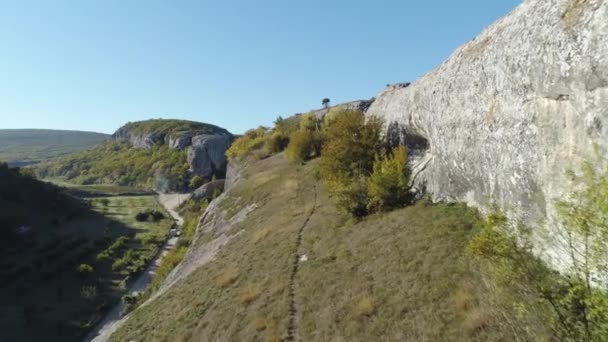 Pohled údolí. Střela. Obrovské šedé kameny na vrcholu zelené hory — Stock video