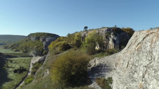 Vue sur la vallée de montagne. Fusillade. Grandes pierres grises sur un sommet de collines verdoyantes 